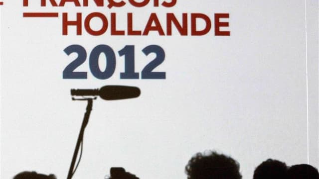 La victoire à l'élection présidentielle en France est "à portée de main" pour le candidat socialiste François Hollande, a déclaré lundi son directeur de campagne, Pierre Moscovici. /Photo prise le 22 avril 2012/REUTERS/Régis Duvignau