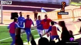 Un joueur arrête un penalty… et devient complètement fou !
