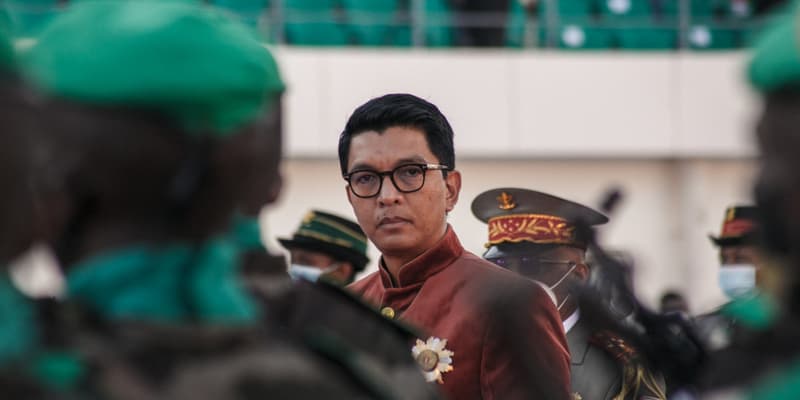 Le président malgache Andry Rajoelina inspecte les troupes armées le 26 juin 2021 à Antananarivo.