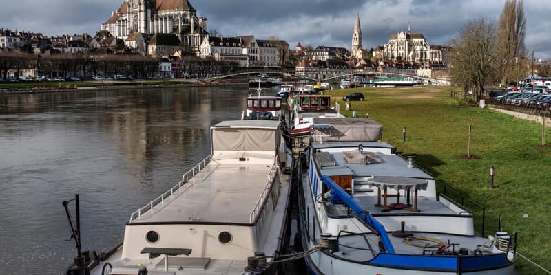 Des péniches amarrées sur l'Yonne, à Auxerre (illustration)