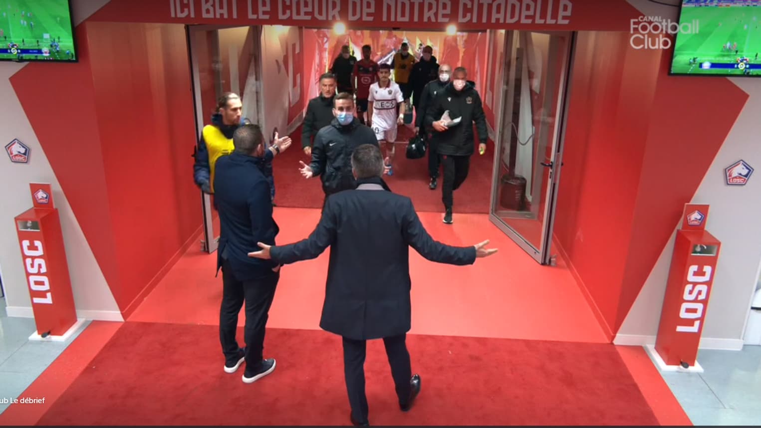 Olivier Letang et Sylvain Armand parlementent avec l'arbitre de Lille-Nice