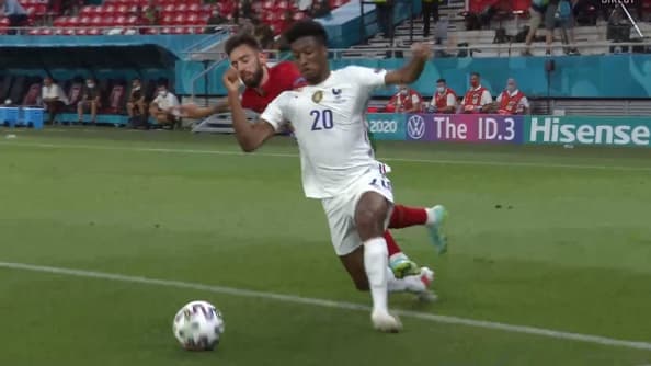 La semelle de Bruno Fernandes sur le mollet droit de Kingsley Coman vue de face La semelle de Bruno Fernandes sur le mollet droit de Kingsley Coman vue de face