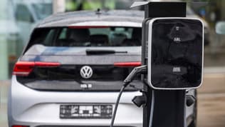 Un boîtier de recharge pour voitures électriques est photographié chez un concessionnaire automobile Moller Bil Volkswagen à proximité d'Oslo, la capitale norvégienne, le 25 septembre 2024. 