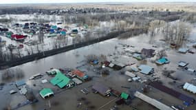 Vue aérienne de la ville d'Orenburg, touchée par les inondations, le 13 avril 2024.