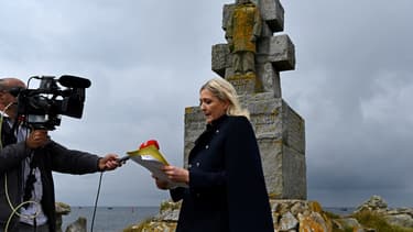 Marine Le Pen sur l'île de Sein.