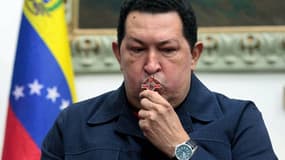 Hugo Chavez embrassant un crucifix le 8 décembre 2012.