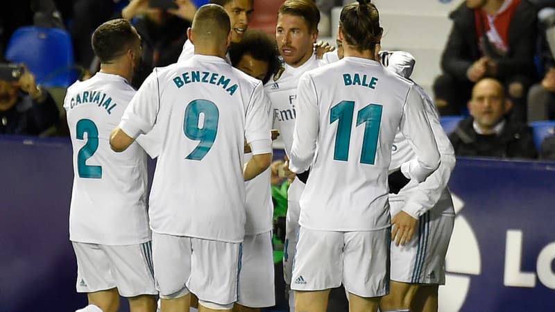 Sergio Ramos entouré par ses coéquipiers