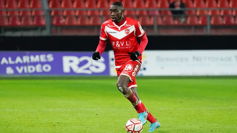 Sambou Yatabaré avec son ancien club de Valenciennes en février 2022