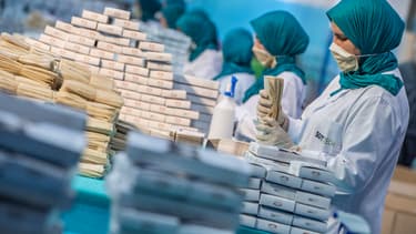 Le Maroc a débloqué un budget de 6 milliards pour affronter la crise. Les entreprises du pays produisent des masques jetables ou réutilisables et n'ont pas le droit de les exporter si elles bénéficient de subventions.