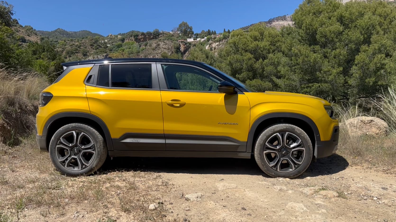 A 4,08 mètres de long, c'est le plus court modèle de la gamme Jeep. A 4,08 mètres de long, c'est le plus court modèle de la gamme Jeep.