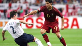 Gary Neville au duel avec Cristiano Ronaldo lors du quart de finale de la Coupe du monde 2006.