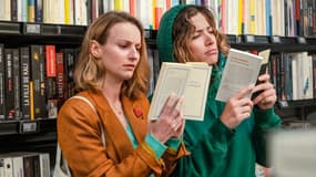 Tiphaine Daviot (Léa) et Manon Azem (Manon) dans la nouvelle série Netflix "Détox", sortie le 1er septembre 2022.
