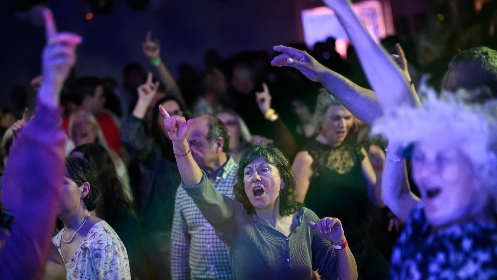 Des personnes participent à un bal organisé pour les célibataires dans une zone rurale, à Saint-Omer-de-Blain, dans l'ouest de la France, le 29 mars 2025.
