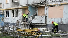 Un immeuble touché par un bombardement à Kharkiv, le 14 avril 2022 en Ukraine
