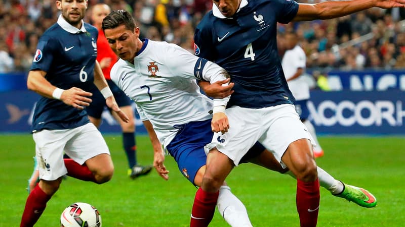 Cristiano Ronaldo à la lutte avec Raphaël Varane