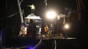 Des pompiers et policiers à l'oeuvre sur le site de la collision entre un train et un car scolaire, le 14 décembre 2017 à Millas (Pyrénées-Orientales). 