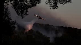 Un canadair en intervention sur l'incendie qui s'est déclaré le 24 août 2020 à Istres, dans les Bouches-du-Rhône. 