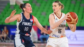La Française Sarah Michel défend sur l'Allemande Alina Hartmann, le 15 juin lors du match de l'Euro entre les Bleues et l'Allemagne (58-50), le 15 juin 2023