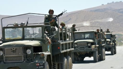 Des soldats libanais à la sortie de la ville d'Aarsal, le 5 août 2014, près de la frontière syrienne