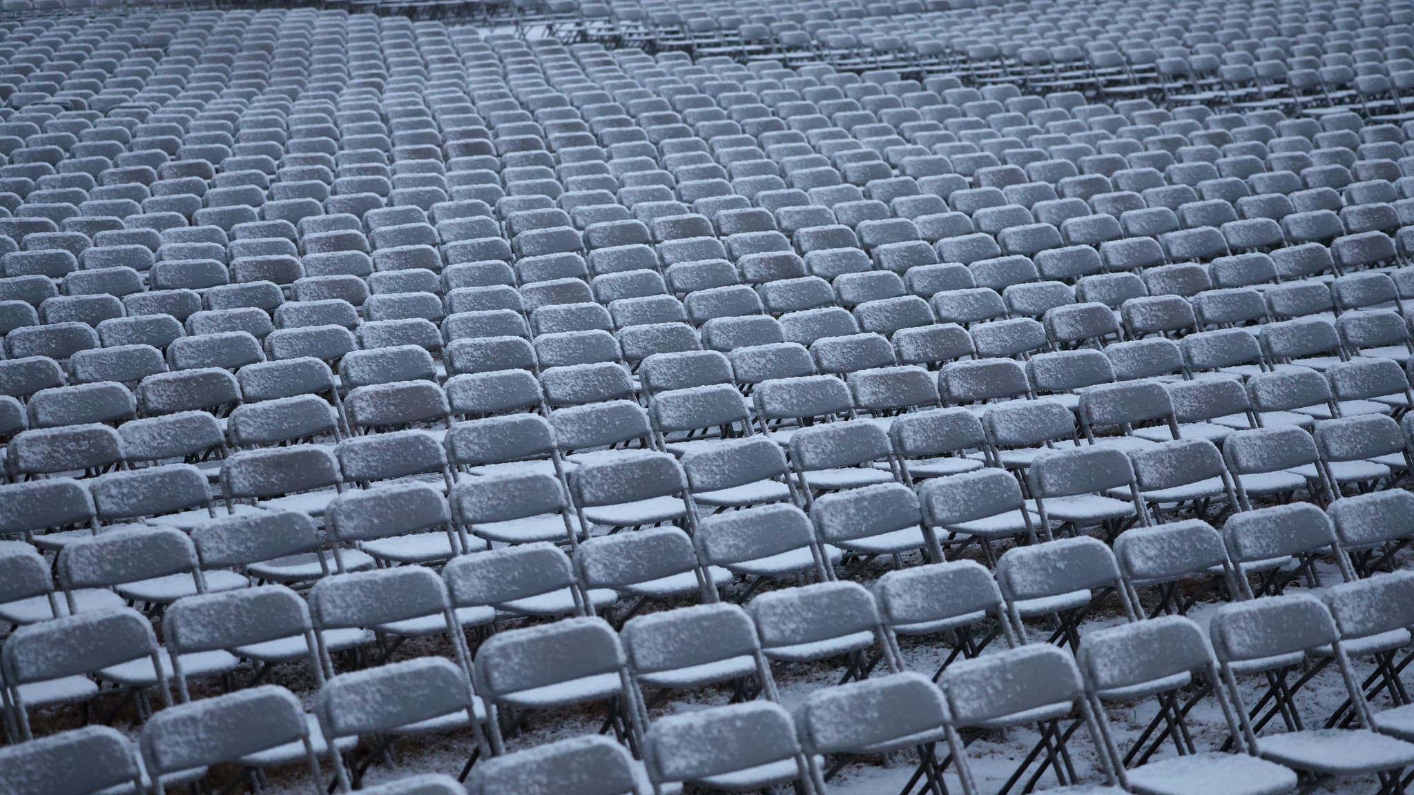 La zone d'observation extérieure de l'inauguration à l'extérieur du Capitole des États-Unis est montrée avec de la neige sur les sièges le 19 janvier 2025 à Washington, DC. (Photos d'illustration)