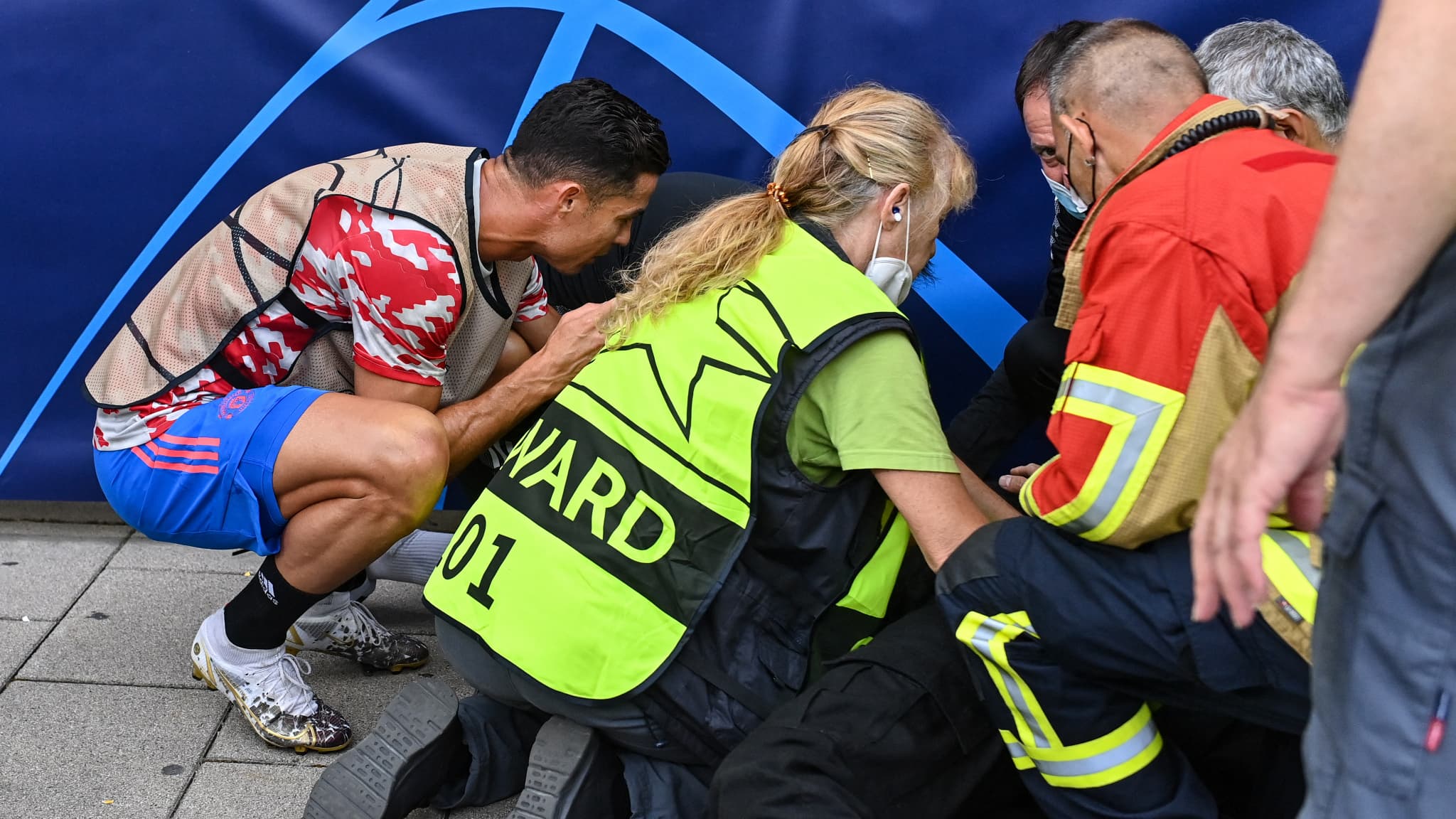 Cristiano Ronaldo prend des nouvelles du stadier qu'il a touché en tirant à l'échauffement Cristiano Ronaldo prend des nouvelles du stadier qu'il a touché en tirant à l'échauffement