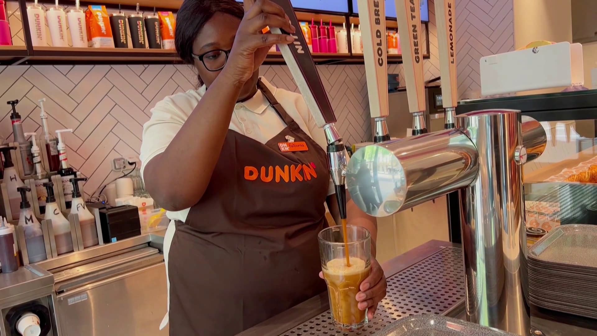 Dunkin' Donuts propose son "café Nitro" avec injection de gaz dans sa boutique parisienne.