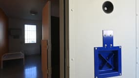 Cette photographie prise le 14 octobre 2025 montre l'une des 50 cellules individuelles au centre de détention provisoire d'Alençon-Condé-sur-Sarthe, dans le nord-ouest de la France.