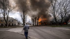 Une maison brûle après un bombardement russe à Severodonets, dans la région du Donbass, le 6 avril 2022 en Ukraine (Photo d'illustration)