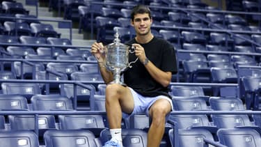 Carlos Alcaraz et son trophée après son sacre à l'US Open