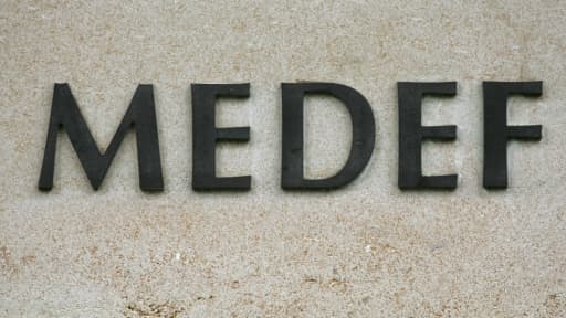 Le logo du Medef au siège de l'organisation, avenue Bosquet à Paris.