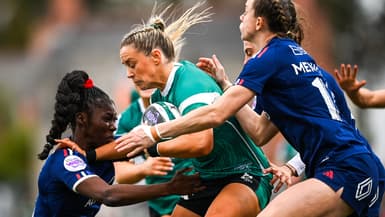 Marine Ménager et Nassira Kondee face à Stacey Flood, au Tournoi des 6 nations 2025, dans un match entre la France et l'Irlande, à Belfast. 