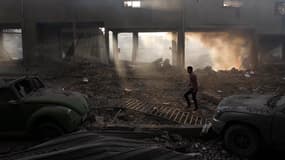 Palestinien dans un stade en ruines à Gaza. Les hostilités entre activistes islamistes et Israël sont entrées lundi dans leur sixième journée alors que les efforts diplomatiques devraient s'intensifier pour tenter d'imposer le silence aux frappes aérienne