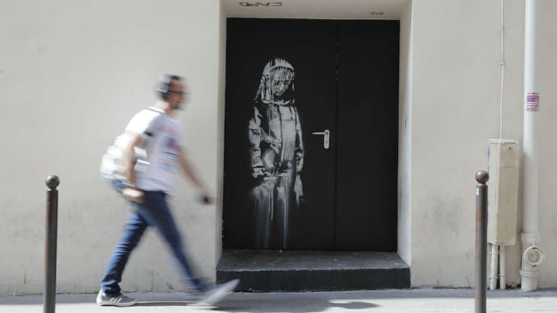 Peinture au pochoir réalisée par Banksy sur une porte du Bataclan en juin 2018