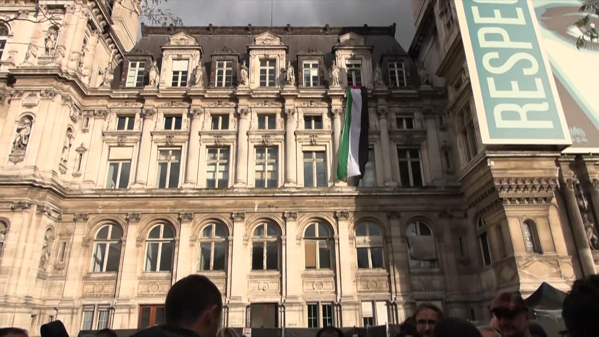DES MANIFESTANTS ACCROCHENT UN DRAPEAU PALESTINIEN AU BALCON DE L'HÔTEL DE VILLE DE PARIS