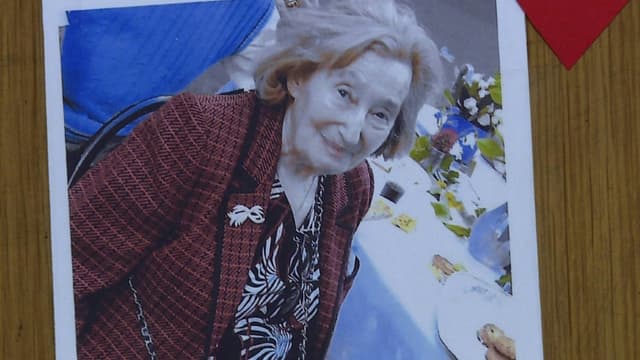 Une photo de Mireille Knoll punaisée sur la porte de son appartement à Paris le 27 mars 2018