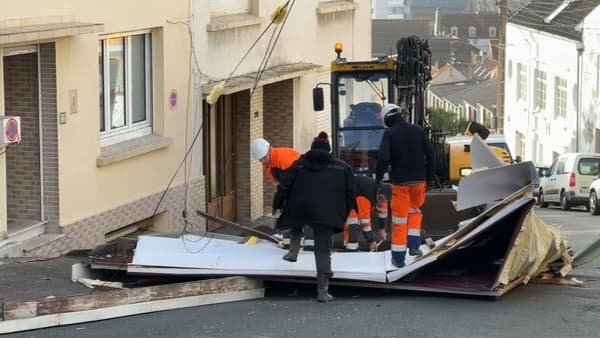 Une partie d'une toiture de maison s'est effondrée à Boulogne-sur-Mer en raison de la tempête Eunice.