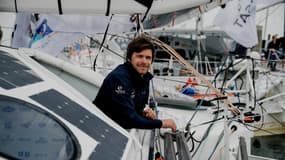 Sébastien Simon, ici le 25 avril 2024, à Lorient, partira ce dimanche 10 novembre pour son deuxième tour du monde en solitaire
