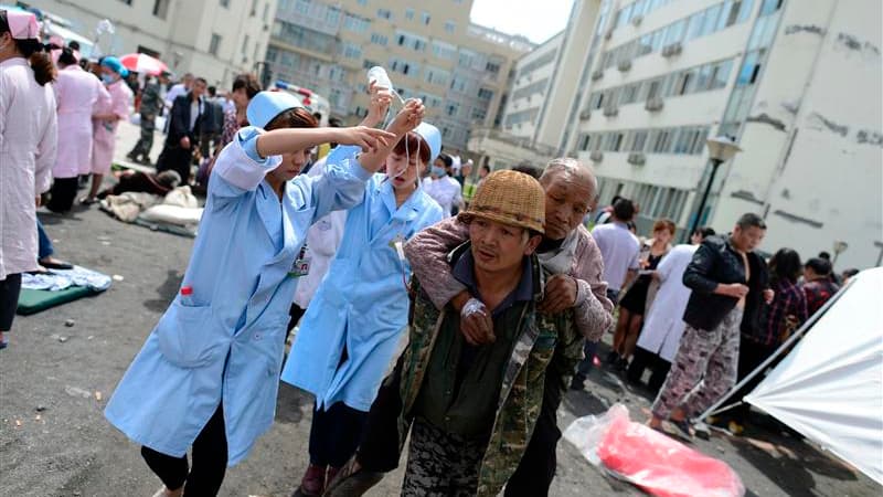 Blessé soigné dans un hôpital de campagne dans le comté de Lushan. Un séisme de magnitude 6,6 a fait au moins 156 morts et environ 5.500 blessés samedi dans une zone reculée et montagneuse du Sichuan, dans le centre de la Chine, selon les autorités chinoi