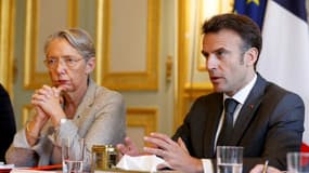 Le président Emmanuel Macron et la Première ministre Elisabeth Borne lors d'une rencontre avec le MEDEF le 18 avril 2023 à l'Élysée