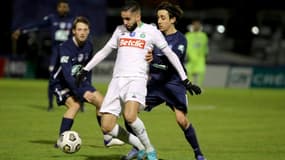 Le milieu stéphanois Ryad Boudebouz sans solution face aux défenseurs de Bergerac au stade Gaston-Simounet, le 30 janvier 2022 