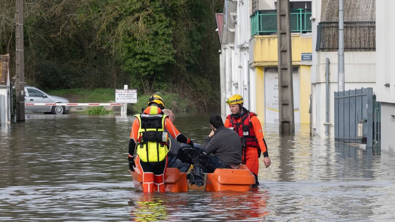 Crues: à Saintes, des sauveteurs en mer aident les habitants à évacuer