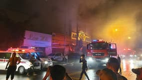Des pompiers vietnamiens devant le karaoké incendié, le 6 septembre 2022  