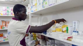 Un pharmacien (ici en juin 2014) recherche à Lagos des médicaments, alors que le Nigeria est actuellement touché par l'épidémie d'Ebola.