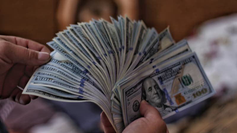 Un homme trouve 5000 dollars par hasard dans la rue et se fait arrter pour vol