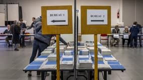 Des électeurs votent lors des élections européennes à Ayguesvives (Haute-Garonne), le 26 mai 2019.