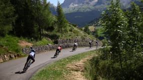 Des coureurs du Tour de France circulent sur le col du Noyer (Hautes-Alpes), le mercredi 17 juillet 2024. (image d'illustration)