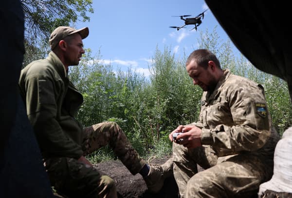 Des militaires ukrainiens font voler un drone sur une position de la ligne de front près de la ville de Siversk, dans la région de Donetsk, le 12 juillet 2023.