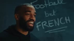 Alexandre Lacazette en prof d'anglais lors d'un clip promotionnel de la Ligue 1 McDonald's, le 7 avril 2025.