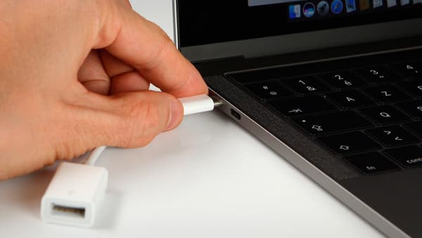 L'adaptateur, vital pour bien des usages, permet en l'occurrence de brancher votre clé USB ou votre iPhone à votre MacBook Pro.
