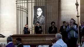 Le cercueil et un portrait de l'acteur Michel Blanc lors de ses obsèques à l'église Saint-Eustache, le 10 octobre 2024 à Paris